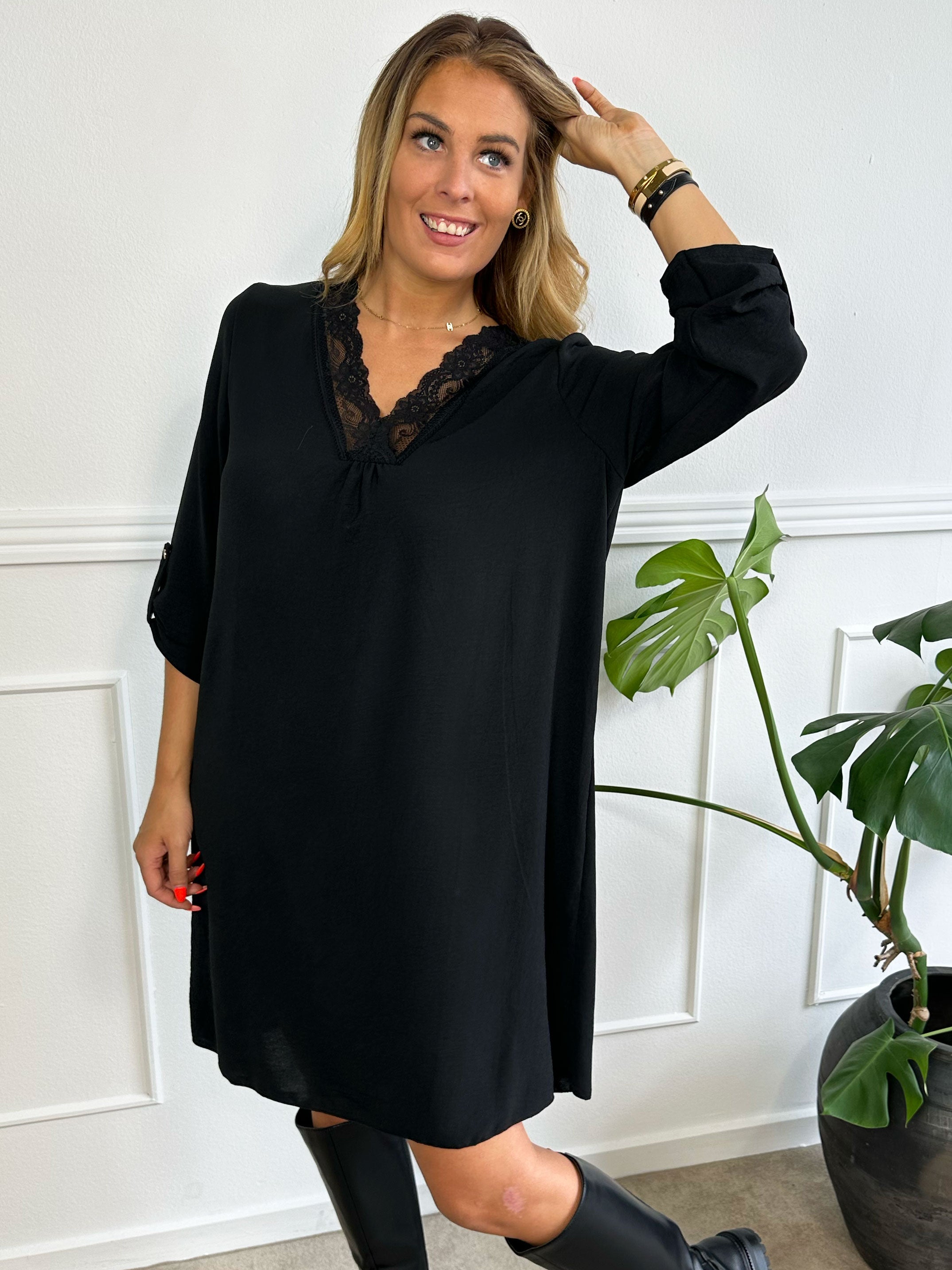 Elly Long - Simpel kjole med blondekant